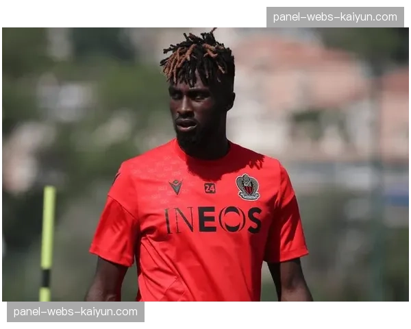 特写：南特老将莫莱在职业生涯第500场法甲比赛中，见证球队从五后卫到四后卫的战术变迁。