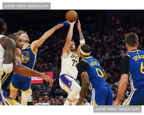 现场直击：湖人连续三个回合通过“Horns”起手式发起半场阵地进攻